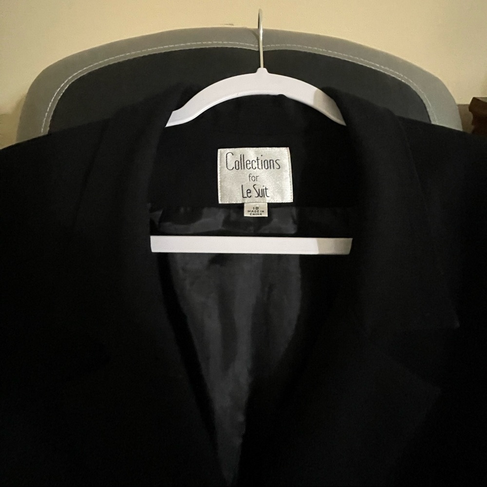 LeSuit jacket in great condition. Bright black size 18w.